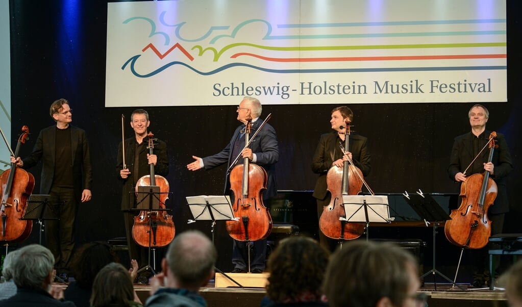 Fem cellister på stribe er ikke nogen hverdagsforeteelse. Fra venstre er det Jens Peter Maintz, Thomas Grossenbacher, David Geringas, Andrei Ionita og Troels Svane. ( Hans Christian Davidsen)