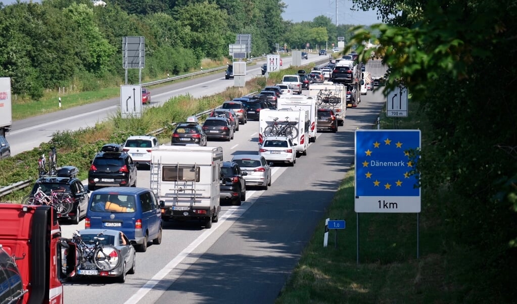 Køen ved grænsen er flere kilometer lang. Det er campere, biler med cykelstativ og ekstra bagage, der kører ind i Danmark. (Sebastian Iwersen )