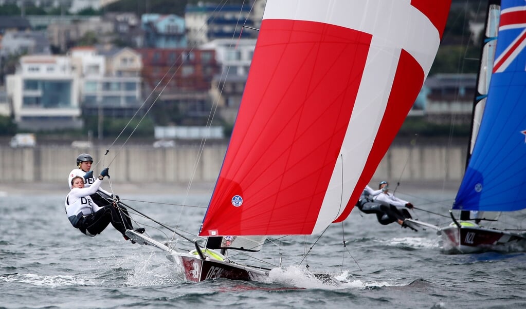 Ida Marie Baad Nielsen og Marie Thusgaard Olsen er klar til Medal Race, men har ingen chancer på medaljer længere. ( Olivier Hoslet/EPA/Ritzau Scanpix)