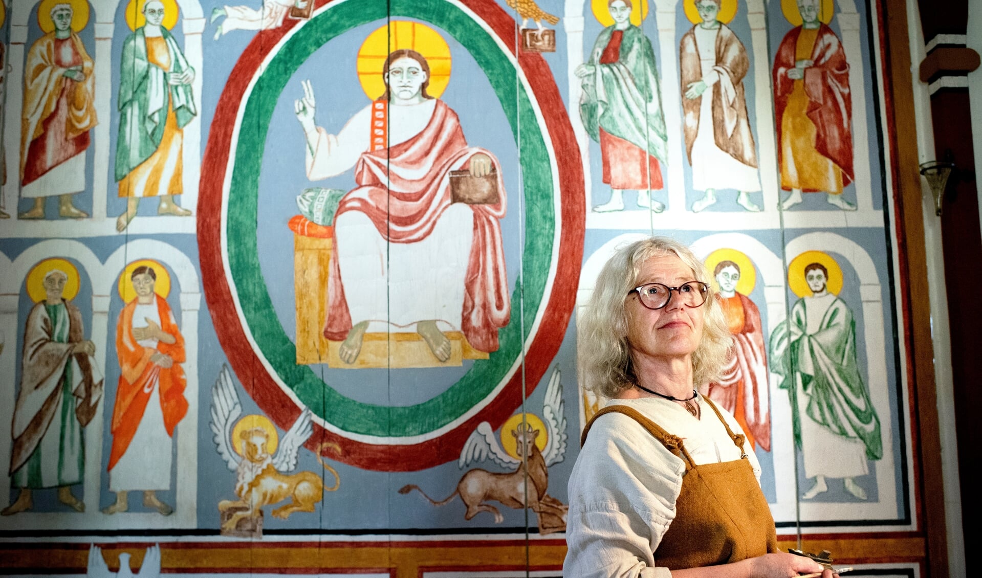 Trine Theut fra Ribe Vikingecenter står bag det store arbejde med at udsmykke Ansgar Kirke med bibelske motiver. Netop nu arbejder hun i koret, men senere skal også skibet males. 