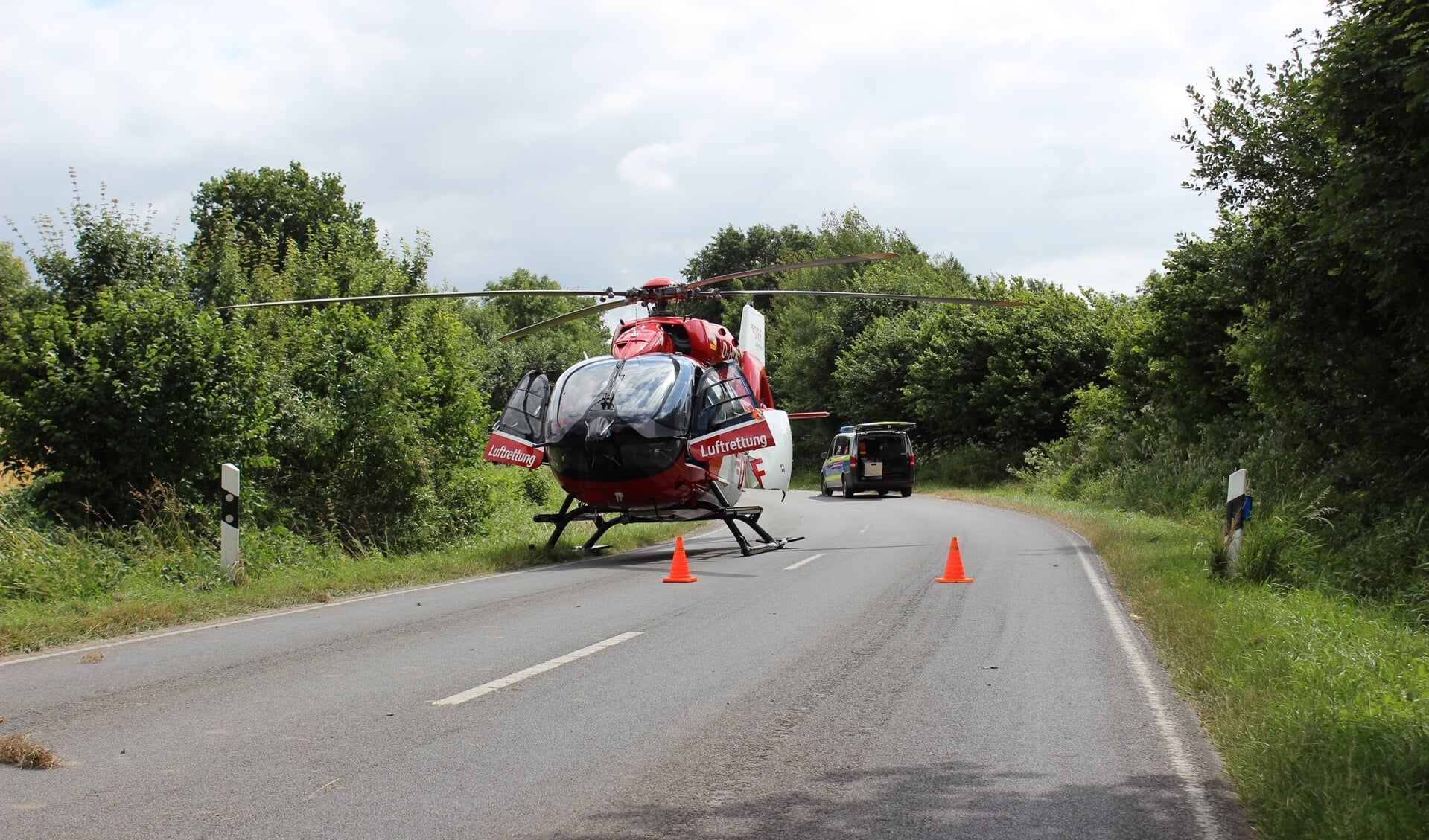 En redningshelikopter blev sendt til stedet. Men den unge mands liv stod ikke til at redde. Foto: 