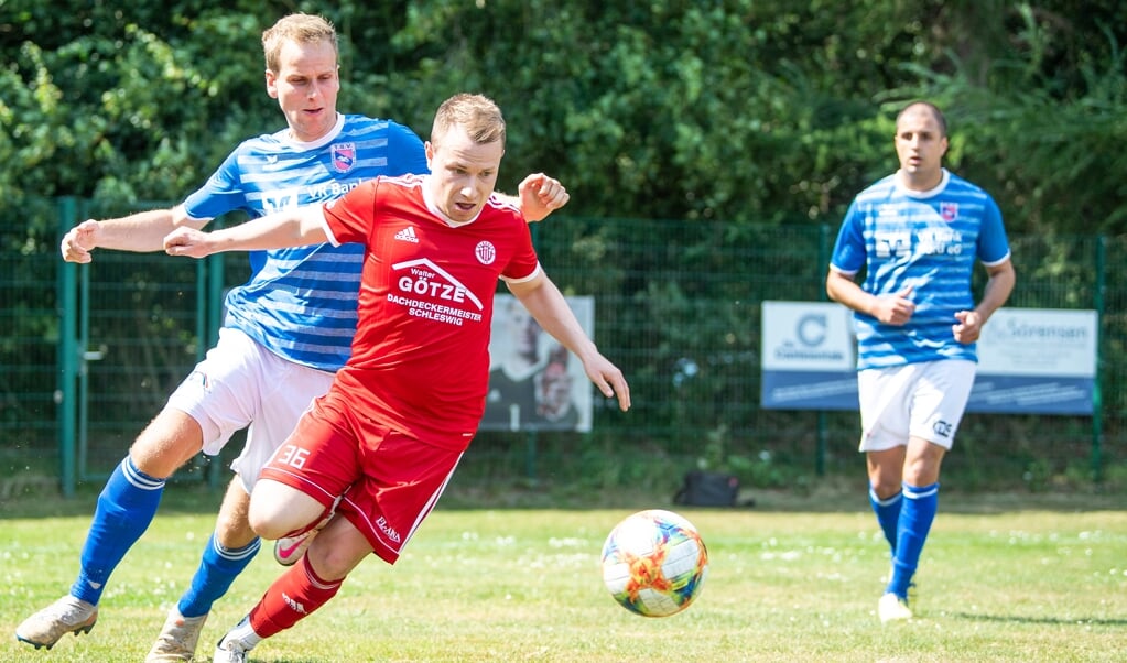 SIFs Patrick Nielsen (forrest) sørgede for straffesparket som bror Cedric kunne eksekvere. ( Kira Kutscher)