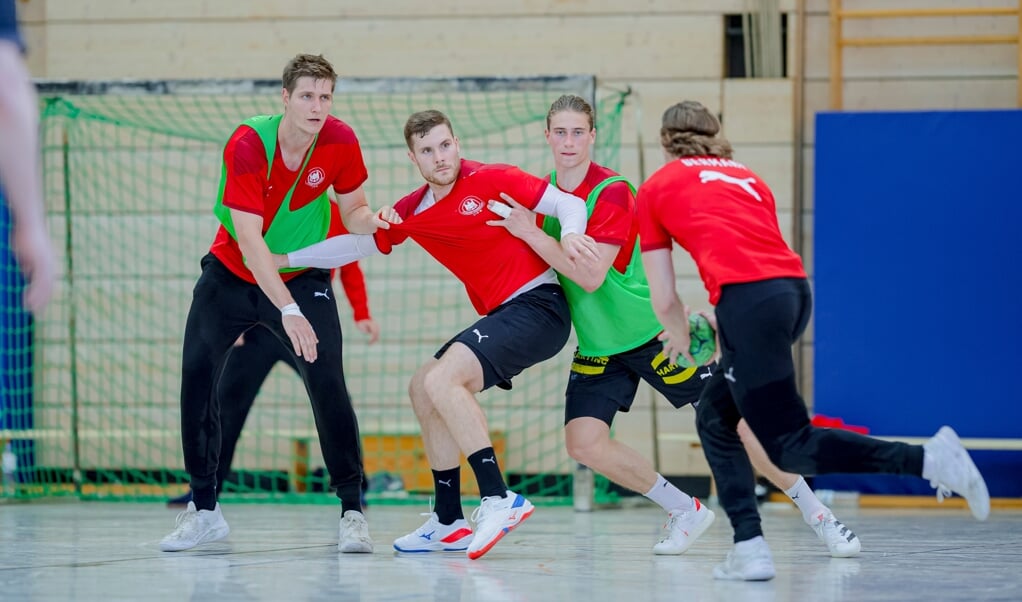 Johannes Golla (2. v. l.) gewann mit dem DHB-Team gegen Brasilien und bereitet sich nun auf das Spiel gegen Ägypten vor. ( Sascha Klahn/dpa)