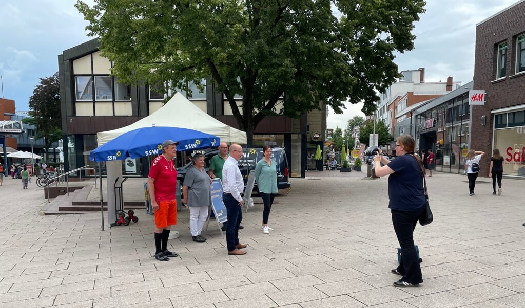 SSWs sommertour tiltrak en journalist fra Pinneberger Tageblatt, der fandt det fascinerende, at SSW helt fra nord kunne føre valgkamp i helt nede i Pinneberg. (Kasper Skovse)