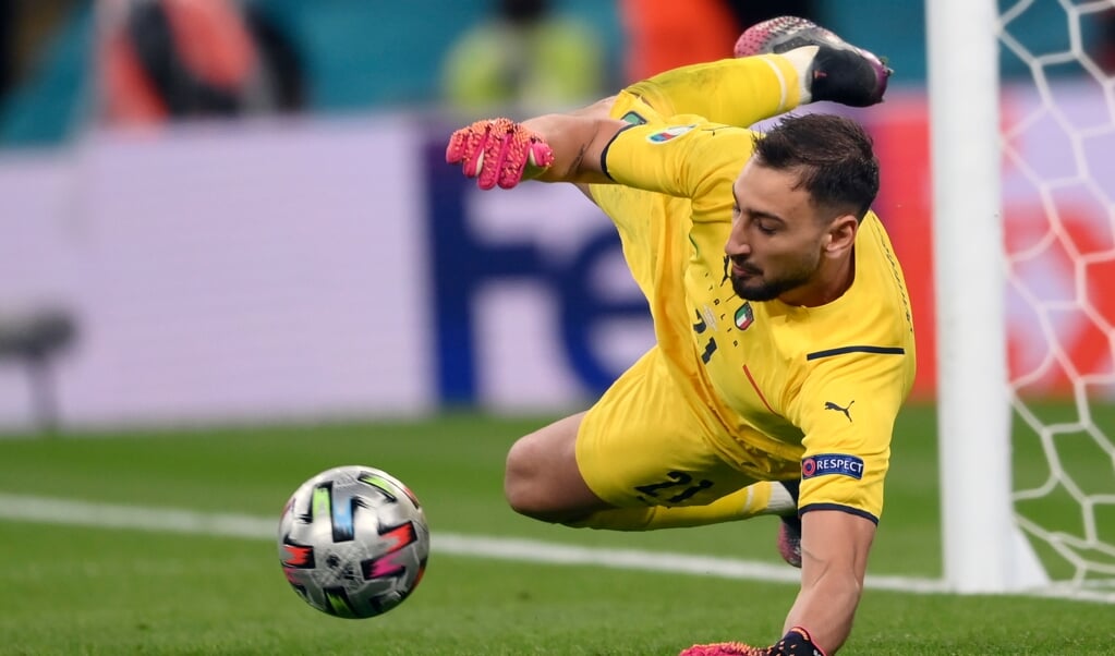 06.07.2021, Großbritannien, London: Fußball: EM, Italien - Spanien, Finalrunde, Halbfinale im Wembley Stadion.Italiens Torhüter Gianluigi Donnarumma pariert einen Elfmeter. Laurence Griffiths/Pool Getty/AP/dpa +++ dpa-Bildfunk +++ (dpa)
