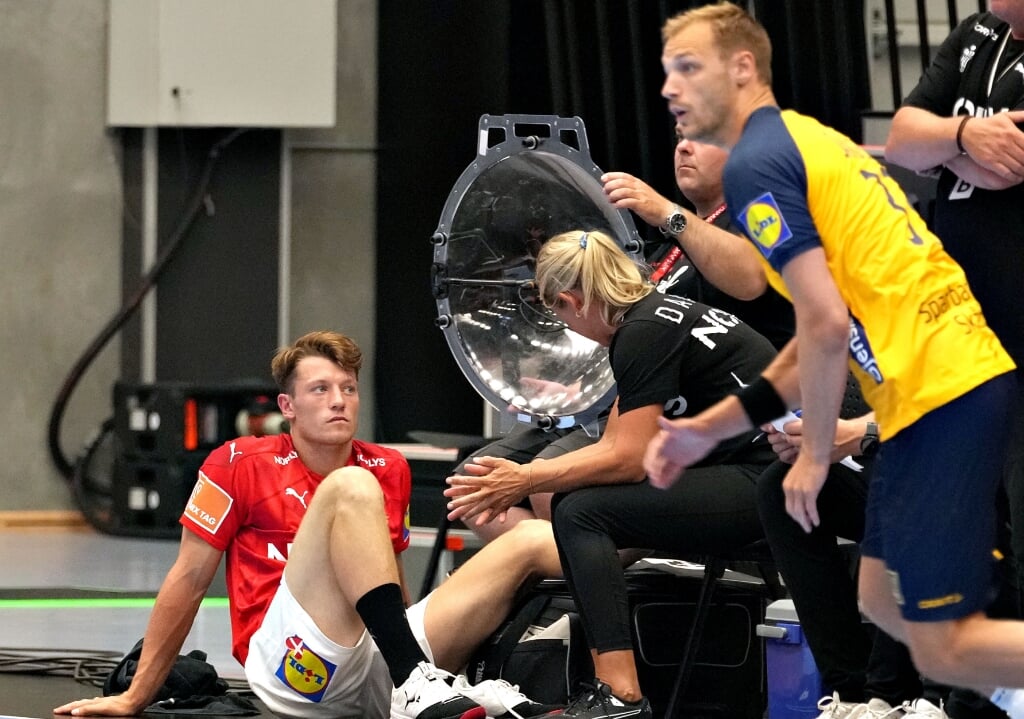 Emil Jakobsen fik behandling under det danske herrelandshold i håndbolds testkamp mod Sverige. ( Ritzau Scanpix)