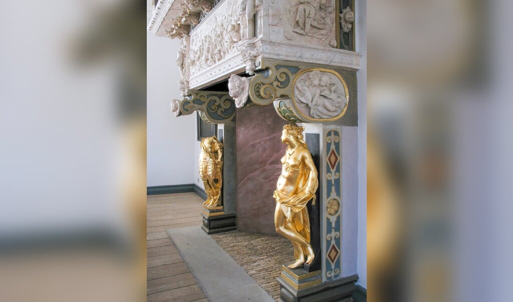 Der Prachtkamin des Rittersaals befindet sich seit 1919 in Berlin, Bode-Museum. Im Husumer Schloss steht seit 1992 eine Kopie. (Museumsverbund Nordfriesland)
