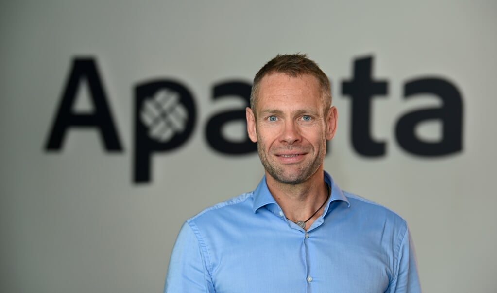 Apacta-chef Anders K. Risager er flyttet ind med syv medarbejdere på Schiffbrücke 66 med udsigt over Flensborg Havn. (Martin Ziemer)
