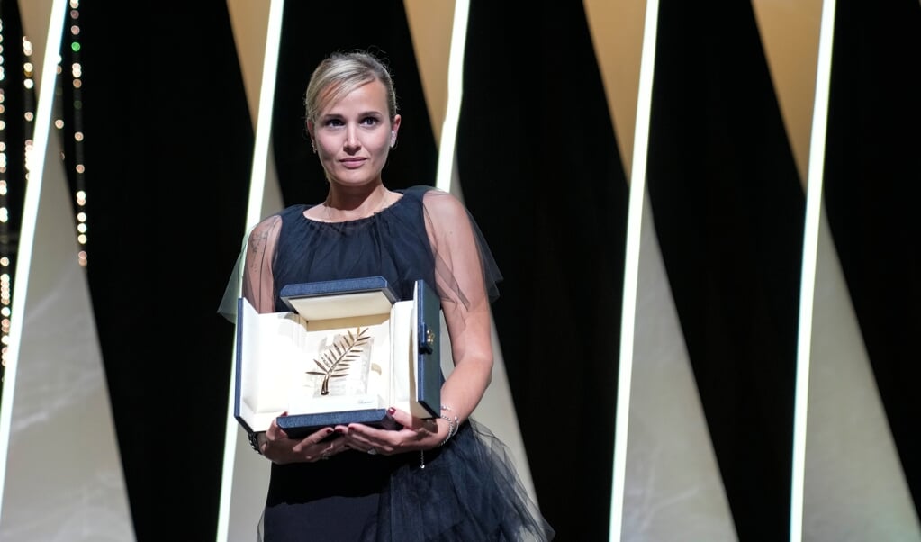 Instruktøren Julia Ducournau er den kun anden kvinde, der har vundet hovedprisen i Cannes. (Vadim Ghirda, AP/dpa)