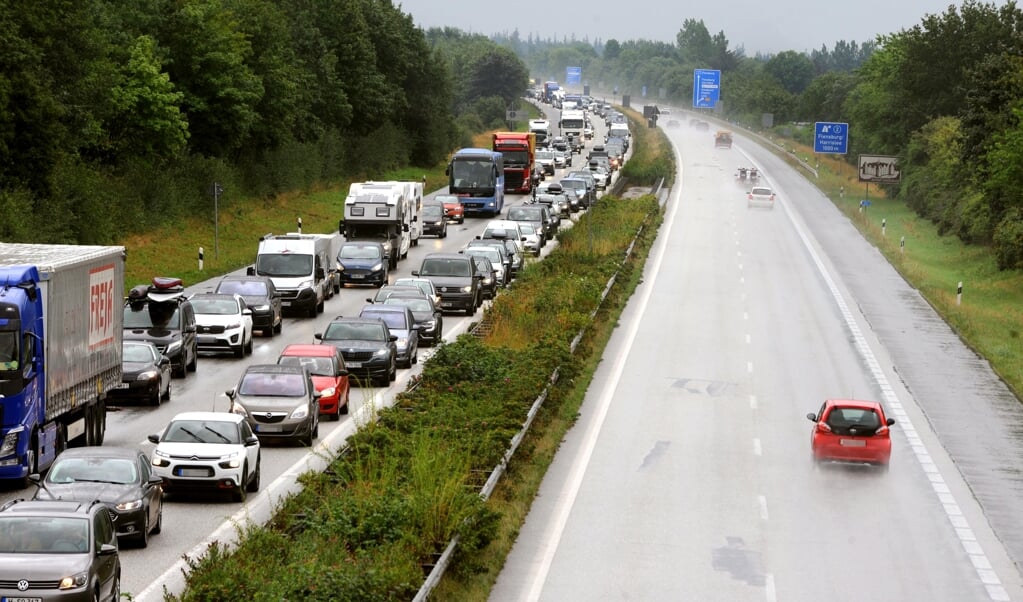 Ved motorvejsgrænsen var der allerede fra morgenstunden omkring fem kilometers kø. ( Karsten Sörensen )