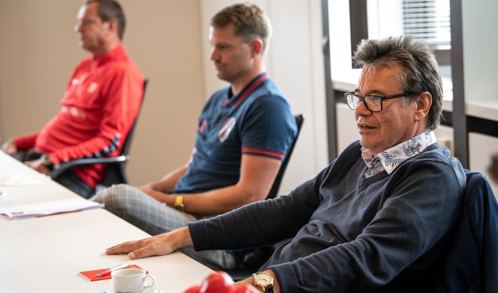 Harald Uhr, Christian Jürgensen und Thomas Seeliger (v.r.n.l.) bestimmen weitestgehend bei den Regionalligafußballern des SC Weiche Flensburg 08 die Geschicke. ( Martin Ziemer)
