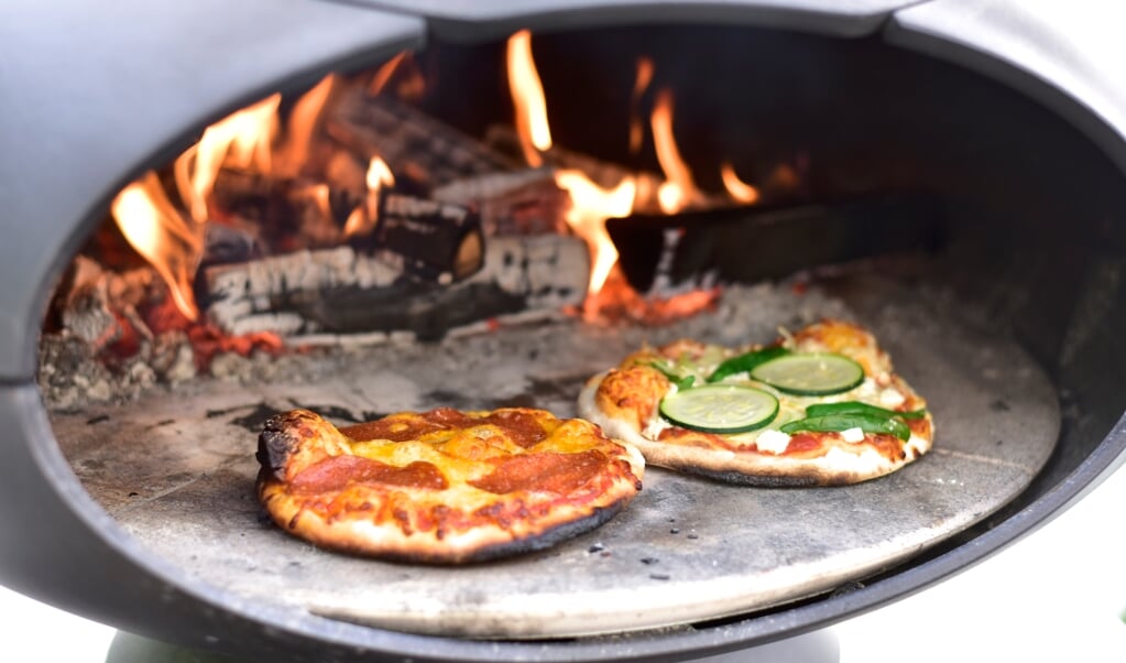 Mini-pizza på grillen ude i det fri. Du kan natuligvis også lave dem færdige hjemmefra. ( Camilla Pi Kirkegaard)