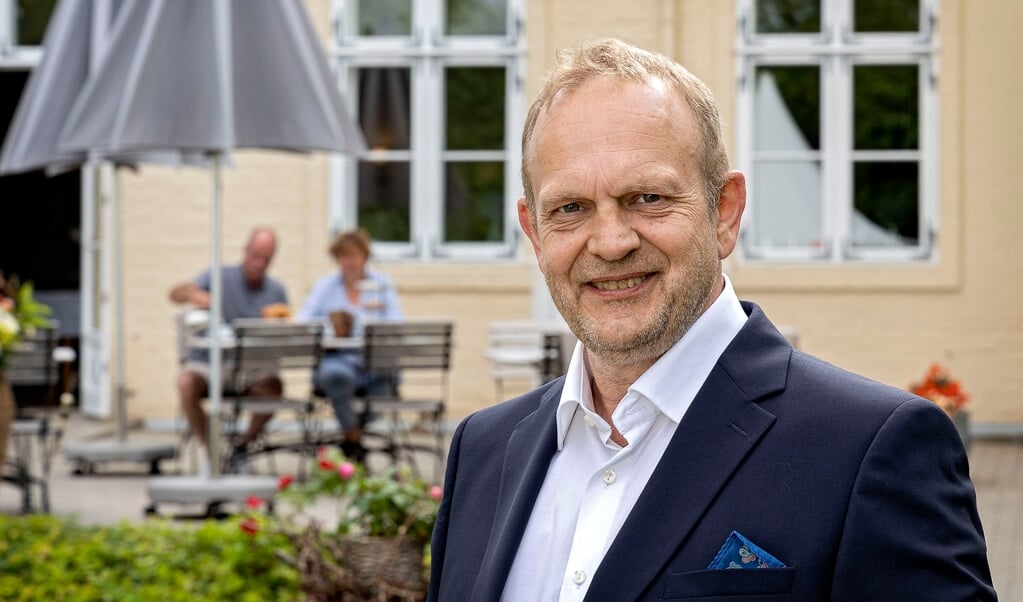 Jørn Vraae vil have endnu flere blomstrende planter i baghaven, der næsten er på størrelse med en fodboldbane. Her skal kunderne kunne drikke et glas goldt hvidvin i solen og få et regionalt måltid serveret. (Lars Salomonsen)