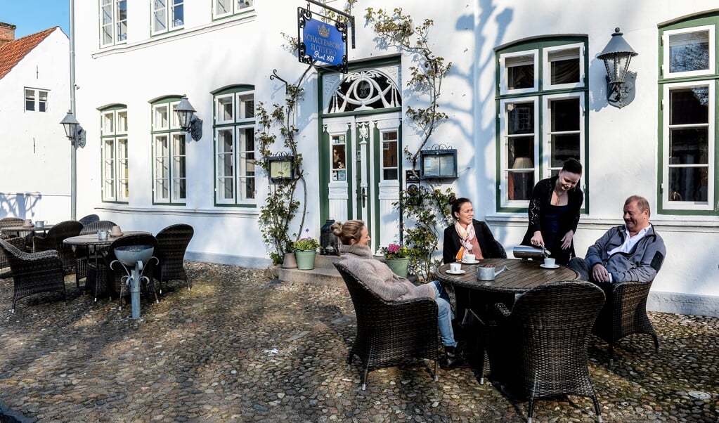 Schackenborg Slotskro midt i Møgeltønders hovedstrøg Slotsgaden har været lukket ned siden november 2020. Efter den største renovering i over 400 år genåbnes den gastronomiske højborg 1. oktober. Arkivfoto: Claus Thorsted. (JydskeVestkysten)