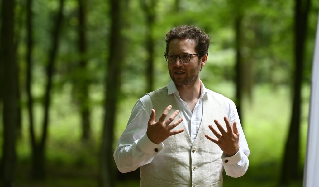 Umweltminister Jan Philip Albrecht, hier bei seinem Besuch im Rehberger Wald zu Wochenanfang, informierte sich am Mittwoch in Bordelum über die Kartierung der rund 450.000 Biotope, die im Norden existieren. Archivfoto: (Martin Ziemer)