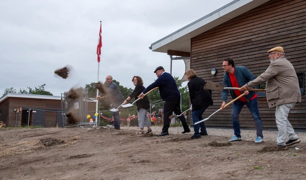 Første spadestik til udvidelsen. Fra venstre er det arkitekt Jesco Kurth, børnehaveleder Sylvia Purrucker, Skoleforeningens formand Udo Jessen, viceborgmester Jutta Weyher, udvalgsformand Björn Stenbuck (SPD), og borgerforstander Heinz Petersen (SSW). (Tim Riediger)
