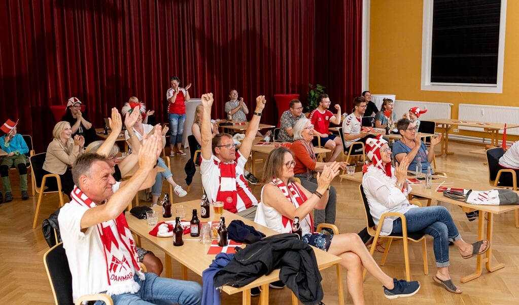 En broget - men rød-hvid - flok var lørdag aften samlet for at se fodbold på storskærm.  ( Lars Salomonsen.)