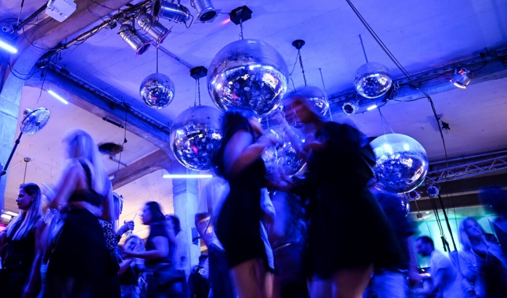 Snart må man i Flensborg igen tage på natklub og nyde en aften uden afstand og mundbind på dansegulvet. Genrefoto: (Felix Kästle/dpa)
