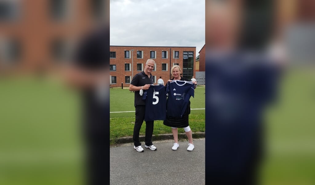 Lars Weise (Sportbediensteter der Jugendanstalt Schleswig) und Antje Ott (Anstaltsleiterin der Jugendanstalt) freuen sich über die Fortsetzung des Resozialisierungsprojektes: »Anstoß für ein neues Leben«. (MJEV)