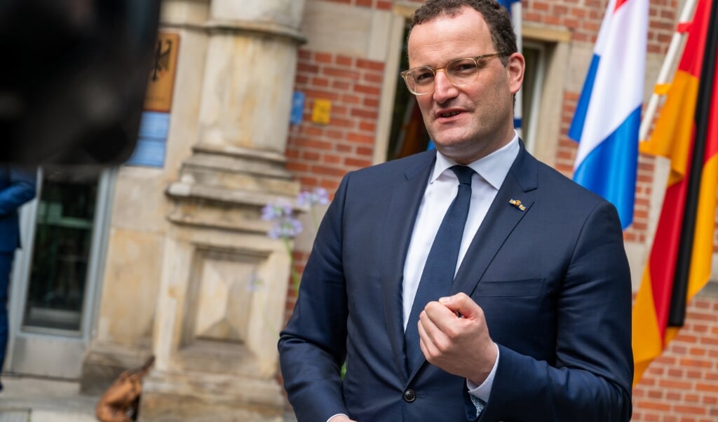Uvaccinerede skal fortsat have adgang til for eksempel busser, læger og rådhuse, men ikke nødvendigvis til diskoteker, restauranter og teatre, mener Jens Spahn. (Christophe Gateau/dpa)