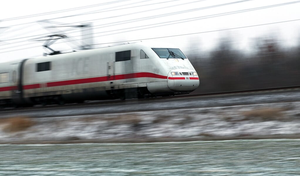 Seit ein paar Monaten legt der ICE von Hamburg aus kommend auf seiner Fahrt nach Kopenhagen einen Zwischenstopp in Schleswig ein. In der Gegenrichtung besteht dieses Angebot weiterhin nicht. Archivfoto: (dpa)