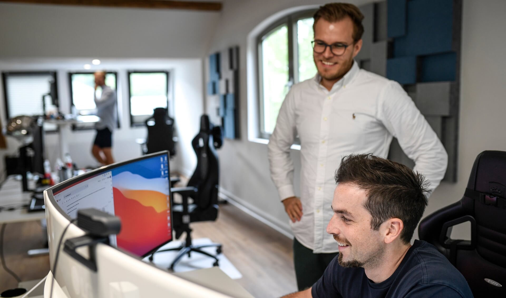 Ligesom deres medarbejdere sidder ejerne af Touchpoint, Morten Jørgensen (til venstre) og Simon Borg (til højre) i storrumskontoret på Frisergade. Foto: