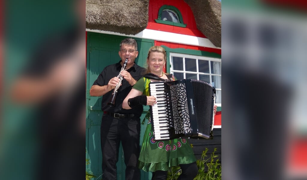 Ulrich Lehna lebt in Altenholz und ist als Solist sowie als Klarinetten- und Saxophonlehrer sowohl an öffentlichen Schulen als auch privat tätig. Meike Salzmann ist Studienrätin am Bernstorff-Gymnasium in Satrup und Jurorin bei »Jugend musiziert«. (PR)