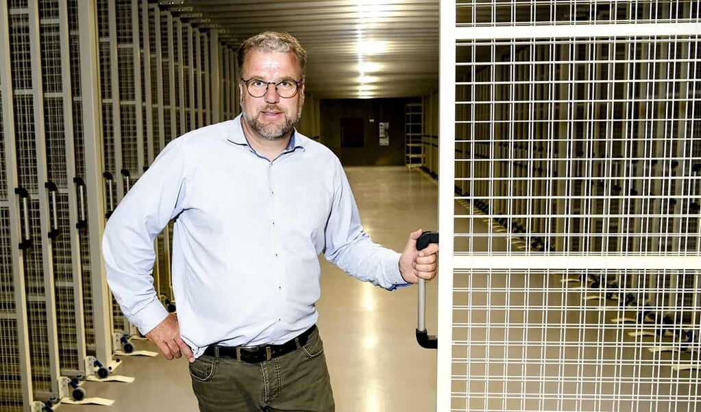 I Museum Sønderjyllands nye bevaringscenter bliver det langt lettere at håndtere udlån af genstande til andre museer. Især er der efterspørgsel fra kunstmuseer i ind- og udland, og de vil nu kunne komme og bladre i kunstværkerne, som bliver monteret på gitterhylder. Det fortæller Axel Johnsen, leder af afdelingen Viden og Samlinger. (André Thorup)