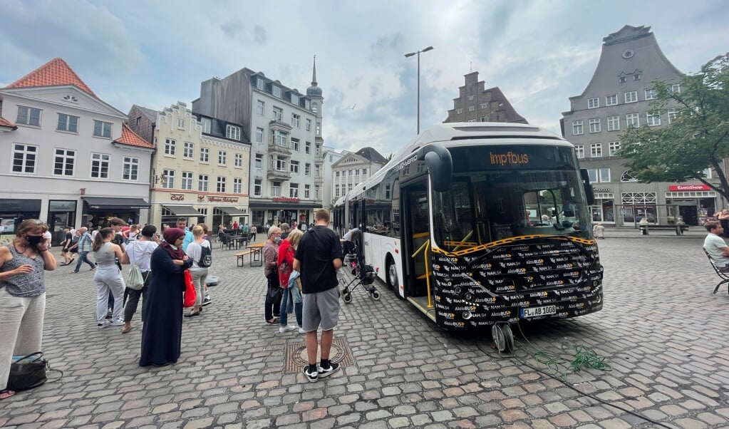 En stor bus havde Aktiv Bus skaffet til lejligheden, hvor flere stod i kø før kl. 13 for at blive vaccineret uden tilmelding. (Jade Wittenkamp)