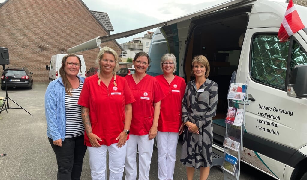 Jenny Wietz, Simone Meerbach, Annette Werner, Uschi Gerckens und Sabrina Macht (v.l.) vom Dansk Sundhedstjeneste i Sydslesvig stehen für die mobile Demenz-Beratung in dänischer Sprache im Raum Nordfriesland. (Hinweis: Alle abgebildeten Personen sind vollständig gegen Corona-Virus geimpft.) (Volker Metzger)