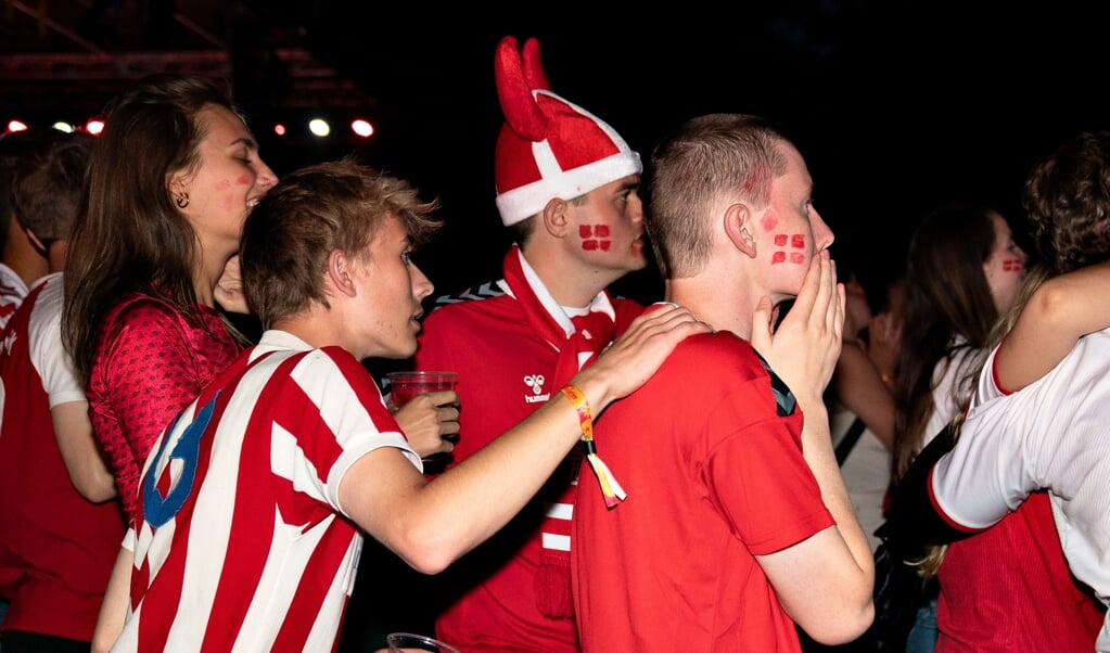 Eventyret er forbi, måtte man konstatere hos de fans, der så semifinalen mellem Danmark og England på storskærm i Kildeparken i Aalborg, onsdag. ( Henning Bagger/Ritzau Scanpix)