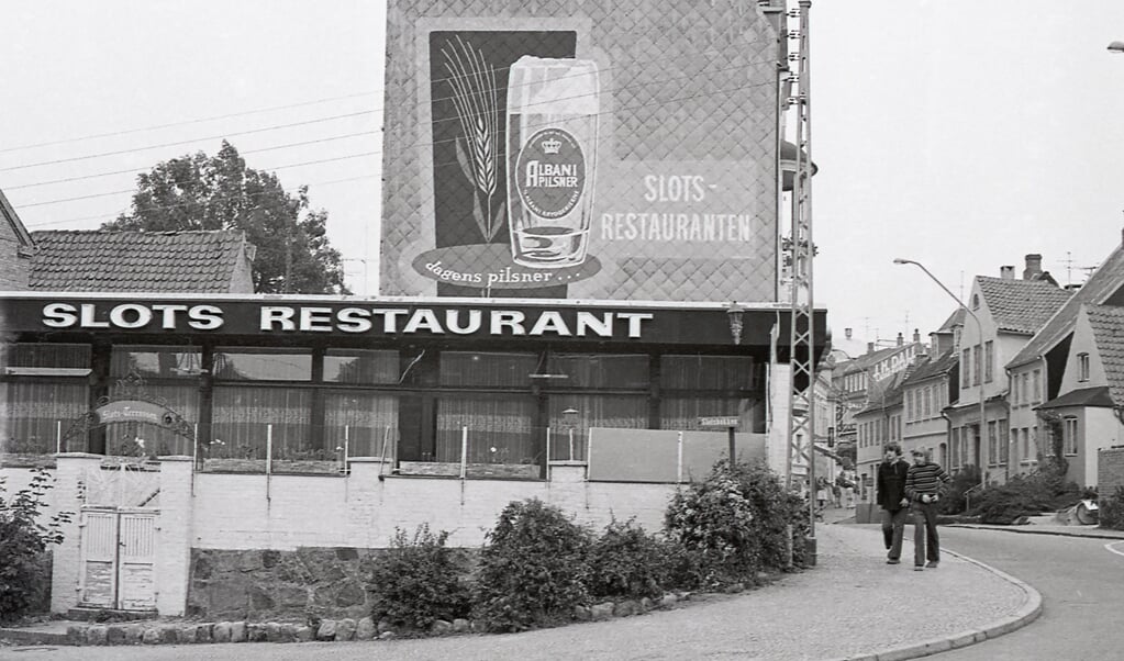 Gamle fotos af værtshuse er noget, der genererer kliks på siden arkiv.dk. Topscoreren for Museum Sønderjylland er dette historiske foto af Slots Restaurant i Sønderborg. Det stammer fra 1973. ( Museum Sønderjylland)