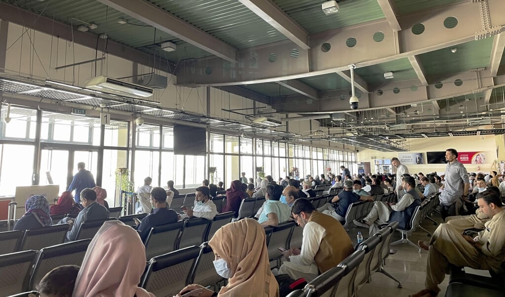 Am internationalen Flughafen in Kabul: Seit die Taliban die Macht übernommen haben, versuchen viele Menschen, das Land zu verlassen.    (dpa)