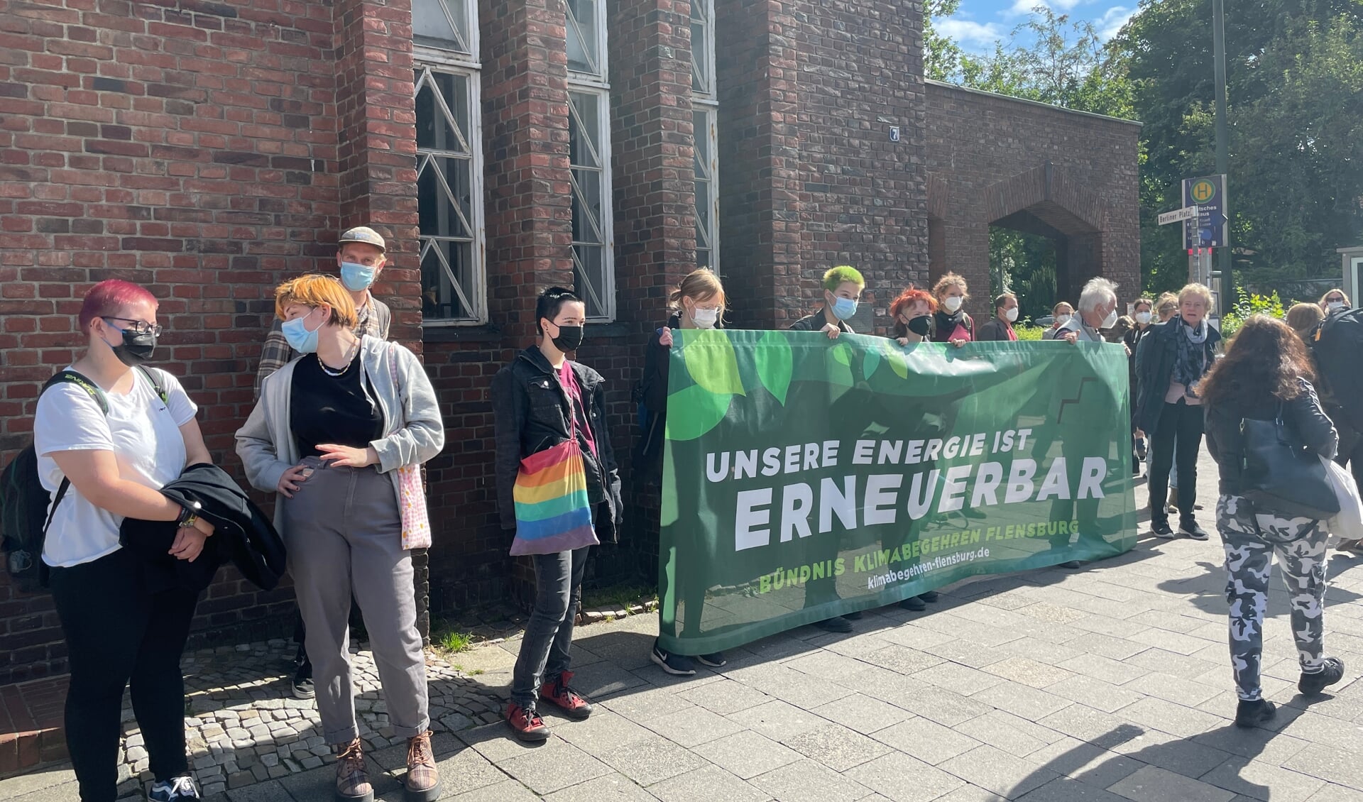 En gruppe fra sammenslutningen Klima Begehren Flensburg var dukket op foran Deutsches Haus for at vise deres utilfredshed med Stadtwerkes strategi.