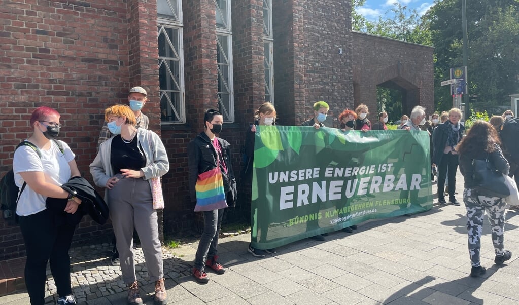 Folkene bag Klimabündnis Flensburg har tidligere i år demonstreret foran Deutsches Haus for at vise deres utilfredshed med Stadtwerkes strategi.  (Jade Wittenkamp)
