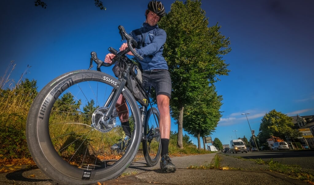 cykelentusiasten Kevin Mischker mener, at de slesvig-holstenske cykelstier er for smalle og for dårligt vedligeholdte. (Sebastian Iwersen)