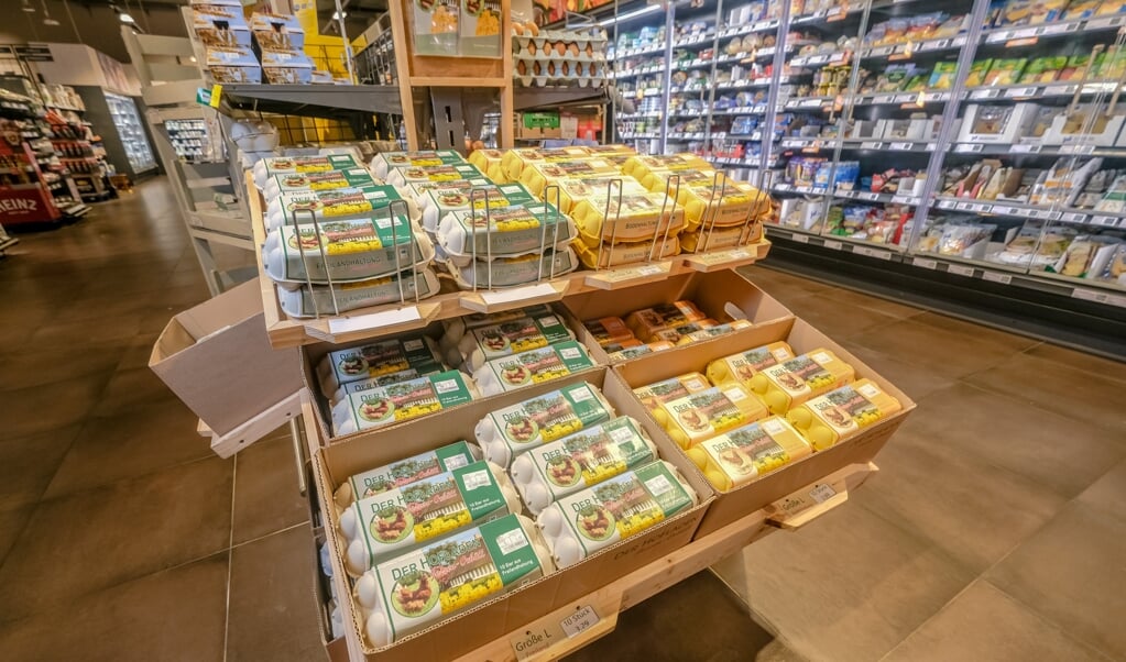 Der kan være dyrevelfærd til forskel på de dyre og de billigste æg, mener købmand Jan-Peter Hansen, REWE. (Sebastian Iwersen)