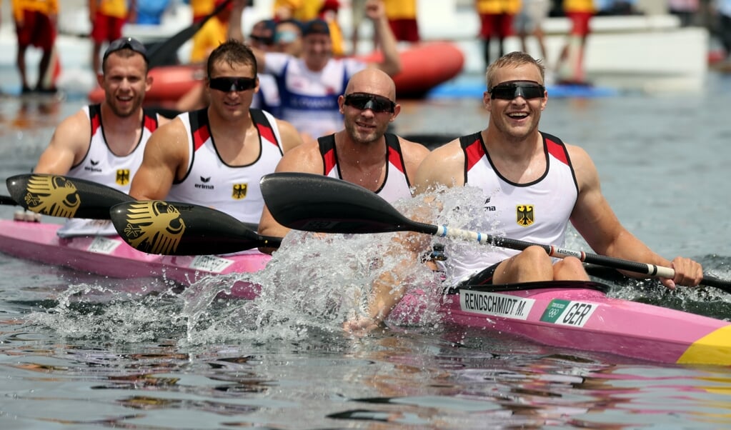 Kajak-Vierer aus Deutschland mit Max Rendschmidt, Ronald Rauhe, Tom Liebscher und Max Lemke jubeln über Gold. ( Jan Woitas/dpa-Zentralbild/dpa)