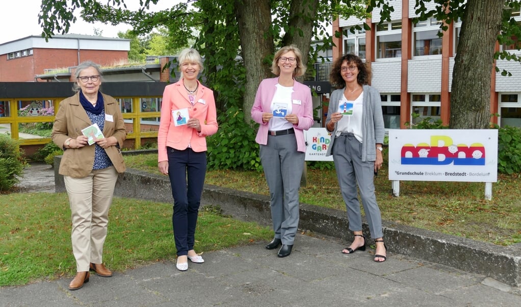 Fra venstre ses Renate Jacob, fagkonsulent for dansk, Karen Nehlsen, fagkonsulent for plattysk og koordinator for regional- og mindretalssprog, Gesa Ramm, direktør for IQSH og Renate Harrsen, skoleleder på Breklum-Bredstedt-Bordelum Grundschule. (Presse)