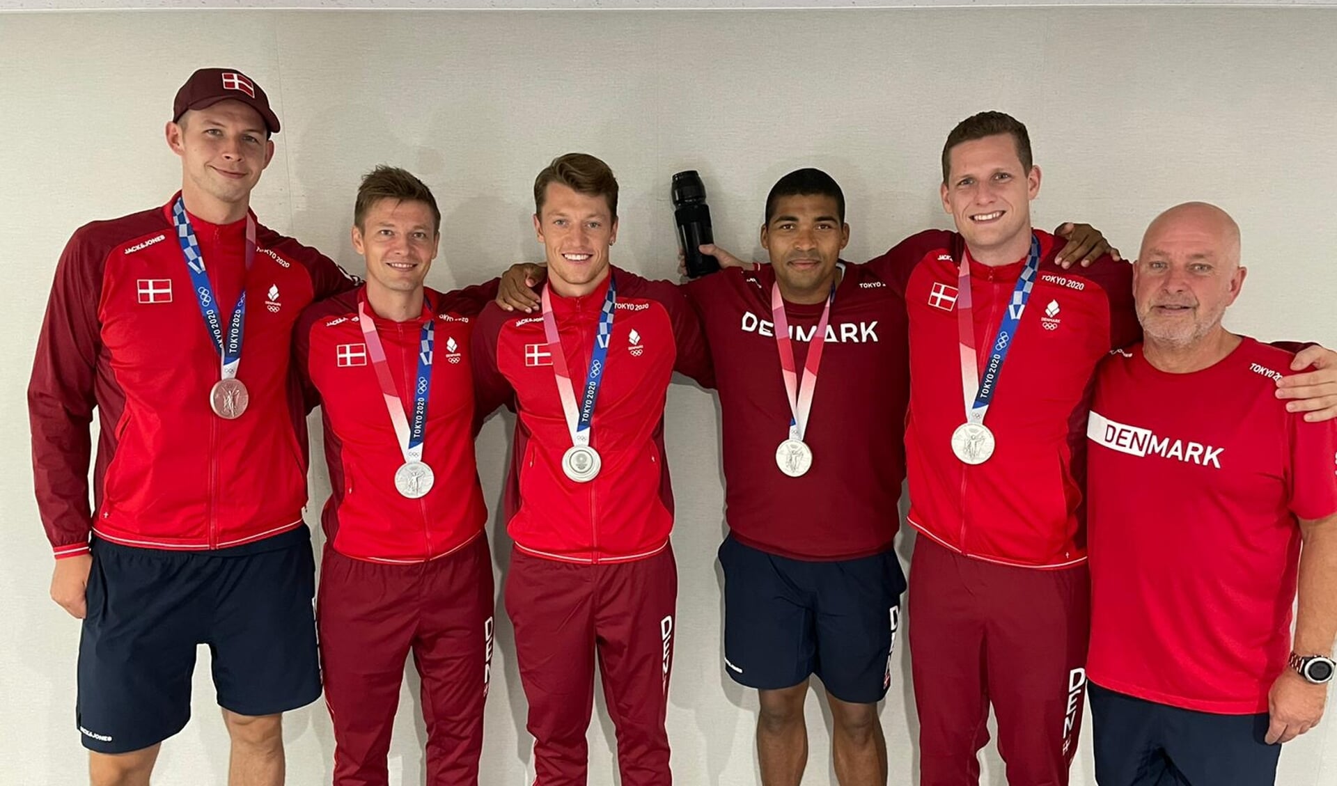 Sølvmedalje til de danske SG Flensburg-Handewitt-drenge Simon Hald (fra venstre), Lasse Svan, Emil Jakobsen, Mads Mensah Larsen og Kevin Møller samt holdleder Kai Johannsen fra DHK Flensborg.