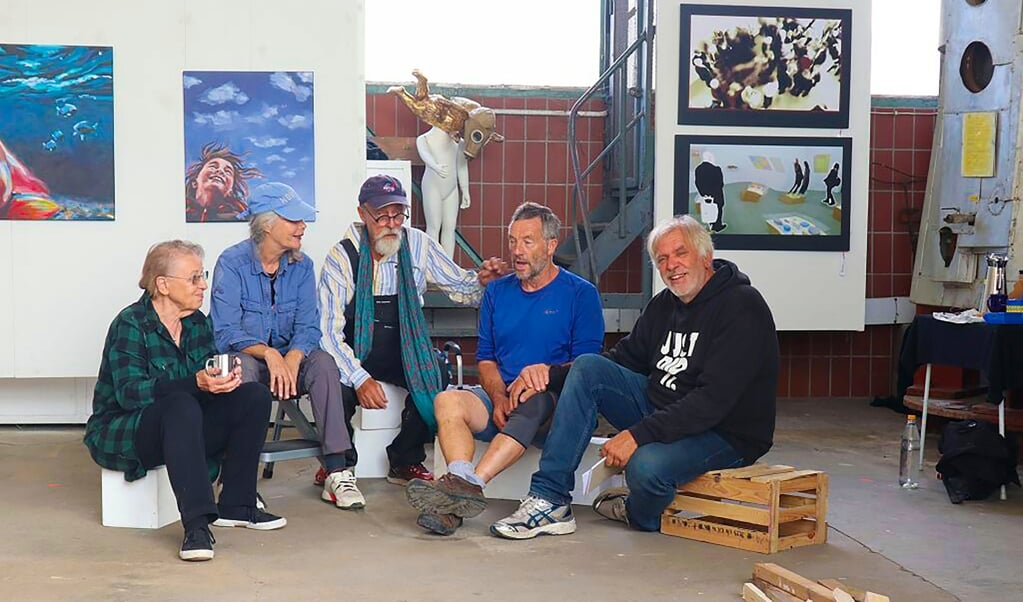 Nach der Ausstellung 20x20plus haben sich auch in diesem Jahr Kunstschaffende aus der Grenzregion zusammengetan. Von rechts nach links: Dietmar Wagner, Flemming Jensen, Tonni Museth, Gro Sveen und Gudrun Adrion. (Privatfoto)