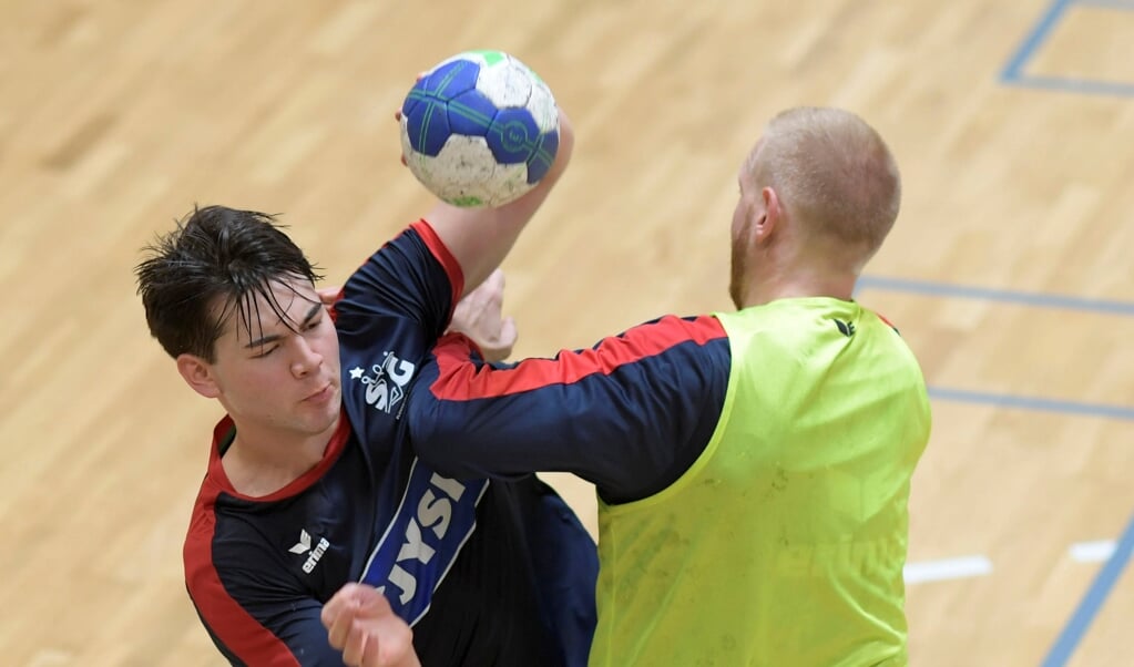 Für Oscar von Oettingen (mit Ball) ist die Vorbereitung gemeinsam mit den Profis der SG Flensburg-Handewitt eine Erinnerung, die immer bleiben wird. ( Tim Riediger)
