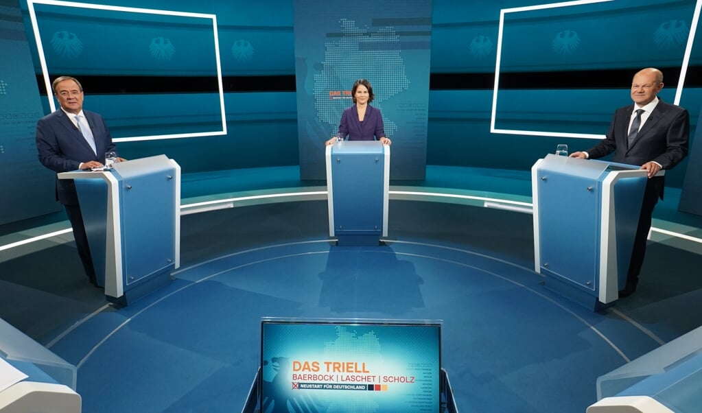 Mens både Armin Laschet (CDU) og Annalena Baerbock (De Grønne) var angrebslystne, valgte Olaf Scholz rollen som fattet statsmand. (Jörg Carstensen/Mediengruppe RTL Deutschland/obs )