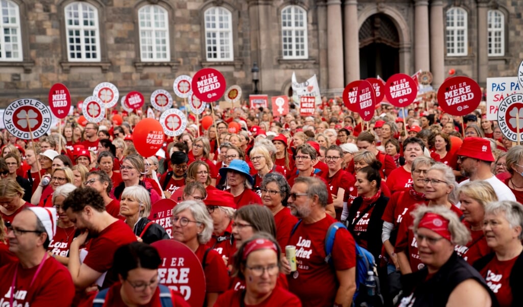 Sygeplejersker demonstrerer på Christiansborg Slotsplads lørdag den 14. august 2021. Demonstrationens hovedbudskab er: 'Vi strejker for en fremtid uden forskel. Derfor kræver vi politisk handling fra arbejdsgivere, regering og Folketing på sygeplejerskernes historiske lønefterslæb'. Strejkerne bliver ved. ( Anthon Unger/Ritzau Scanpix) (Anthon Unger)
