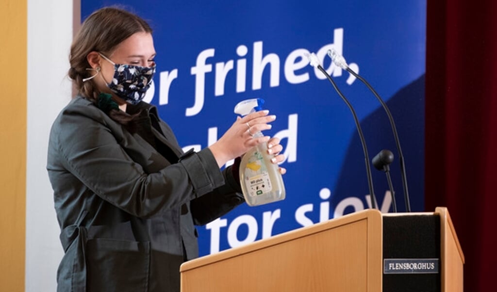 Landsmøde i SSW-Ungdom, hvor den nye formand af SSW Flensborg, Merit Meta Meyer, er ved at desinficerer talerstolen.
Tim Riediger (Tim Riediger / nordpool)