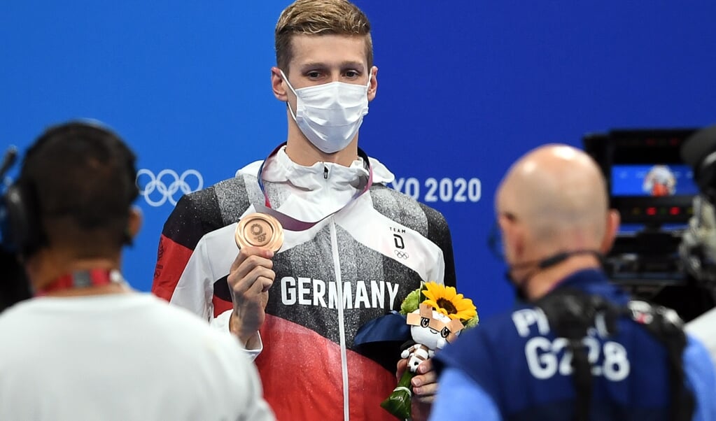 Florian Wellbrock aus Deutschland mit seiner Bronzemedaille bei der Siegerehrung. (Swen Pförtner/dpa)