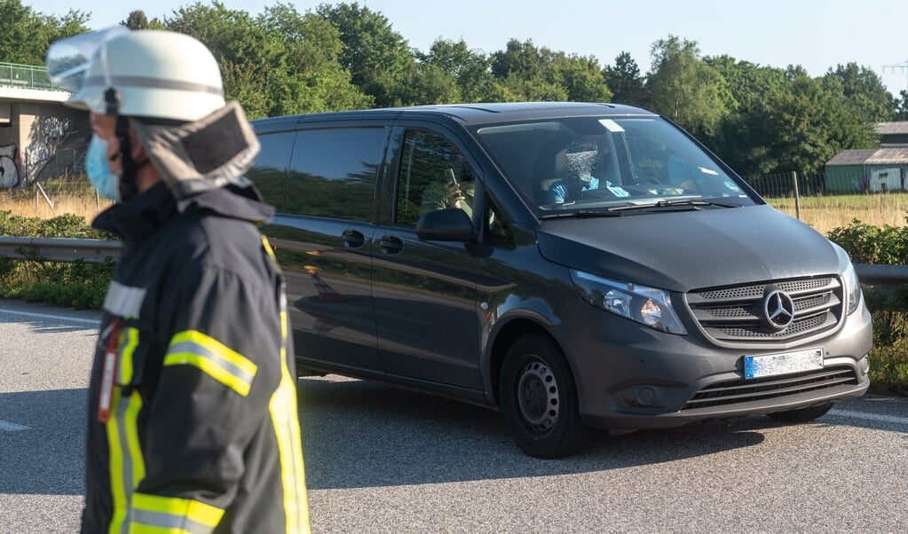 Politiet konstaterede i mere end 15 tilfælde, at bilisterne, der kørte fobi ulykkesstedet, enten filmede eller fotograferede det brændende køretøj. (Benjamin Nolte)
