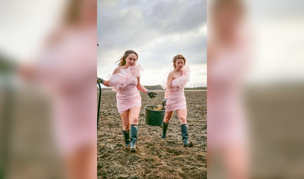 Thea Kastberg og Linnea Fabricius spiller for unge - med stof hentet fra unge. (Anders Bergstrøm)