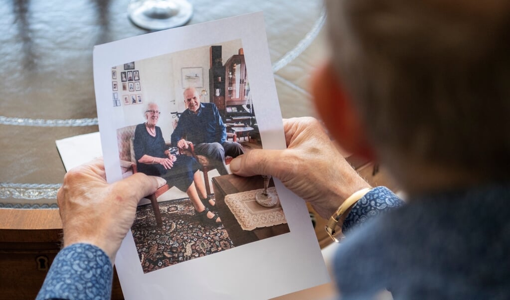 Gerd Pickardt har netop været på Ærø for at besøge sin plejemor, Kirsten Pedersen, på 96 år. Her sidder han med billedet fra besøget. ( Kira Kutscher)