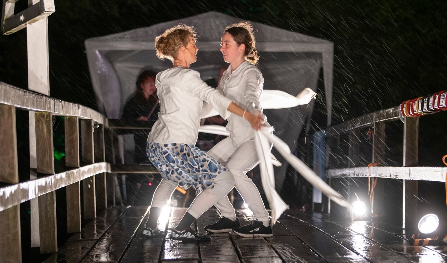 Kaya og Karit Olsen under deres danse-performance sent fredag aften på broen ved Skomagerhus. Foto: 